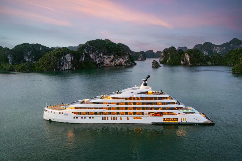 Grand Pioneers Cruise – Ha Long Bay – Vietnam City Breaks